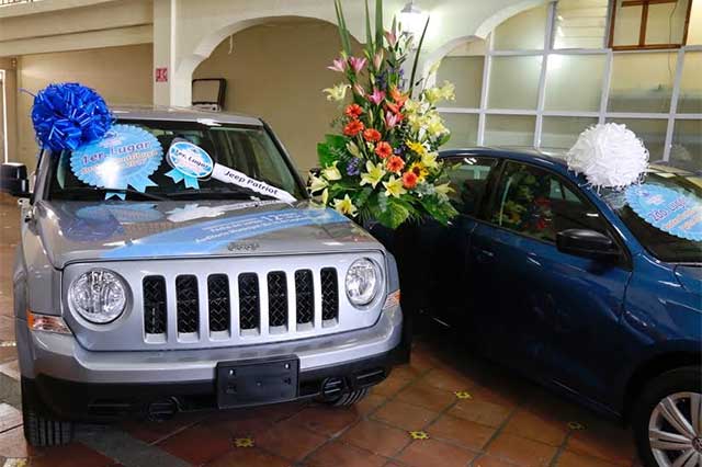 Obsequian camioneta y auto en sorteo predial de San Andrés Cholula