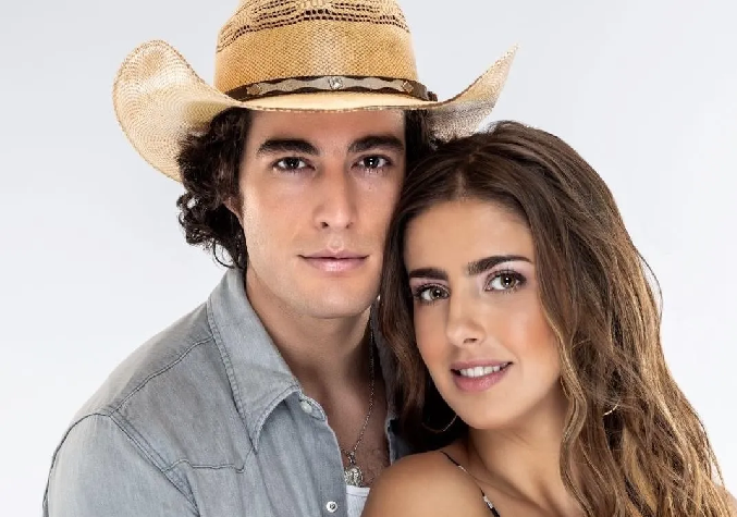 Michelle Renaud y Danilo Carrera a través de sus redes sociales