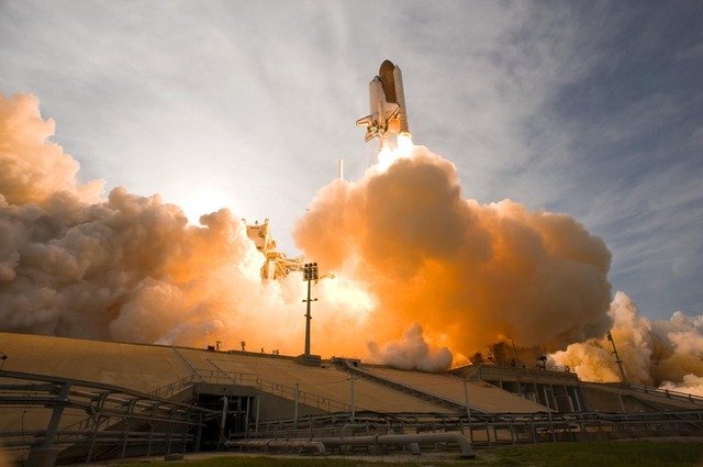 Lanza NASA vehículo espacial a Marte, va en busca de vida microscópica