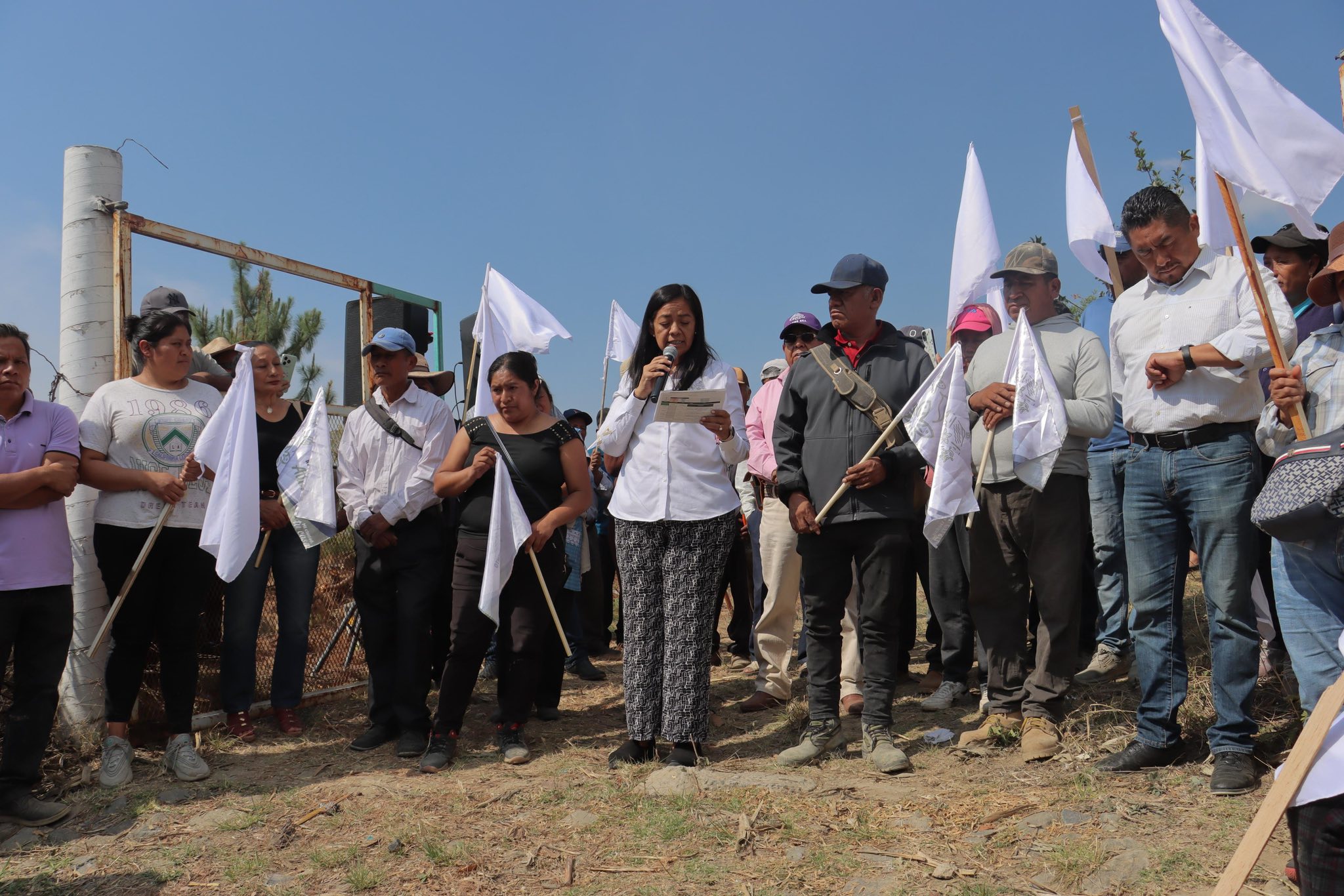 Ariadna Ayala inicia obra en beneficio del pueblo de San Pedro Benito Juárez