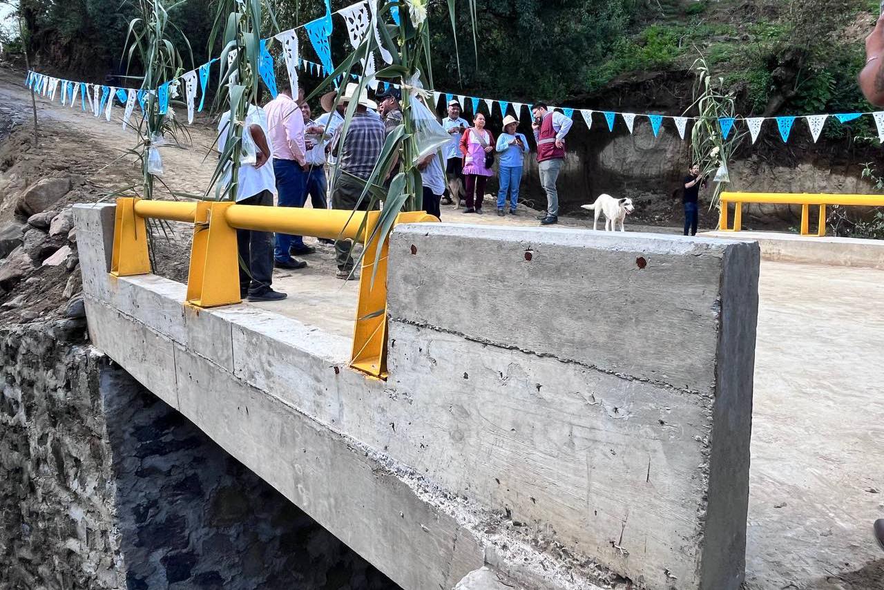 Ariadna Ayala entrega puente Moxala en San Pedro Benito Juárez