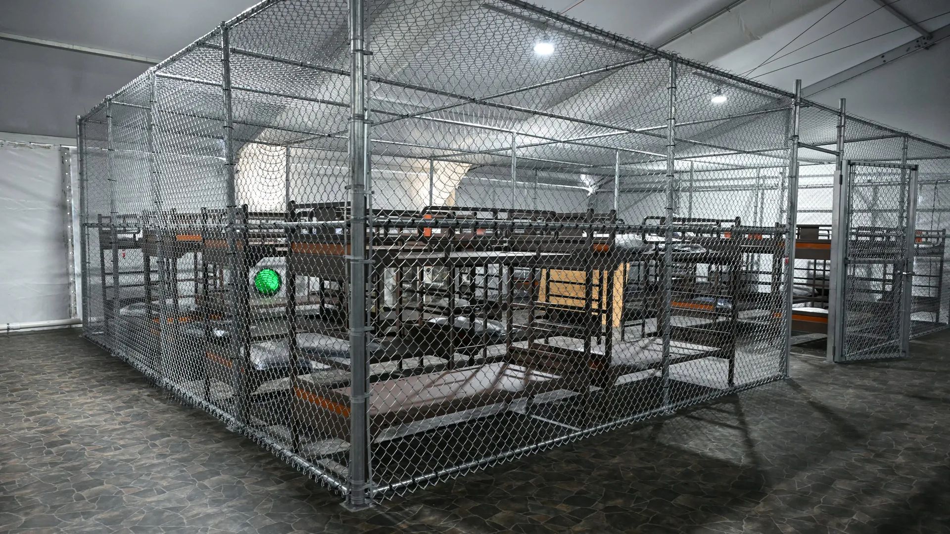 Elementos de la SRE visitan a mexicanos en campo de detención migratoria de EU 