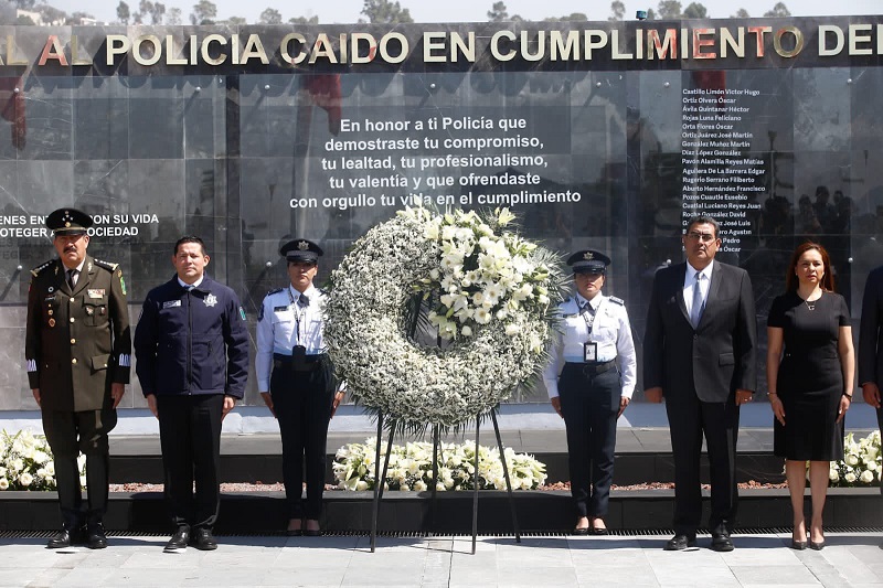 Rinde Céspedes homenaje a policías estatales asesinados en Jolalpan