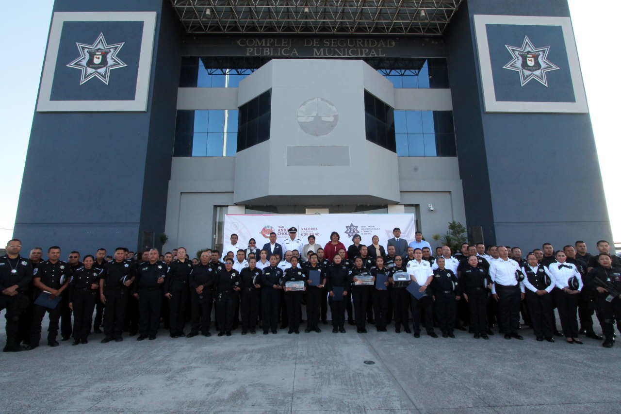 Entregan grados y uniformes a policías de San Andrés Cholula