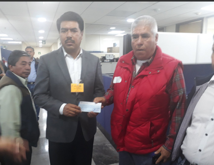 Entregan cheque a ejidatarios de Tlahuapan