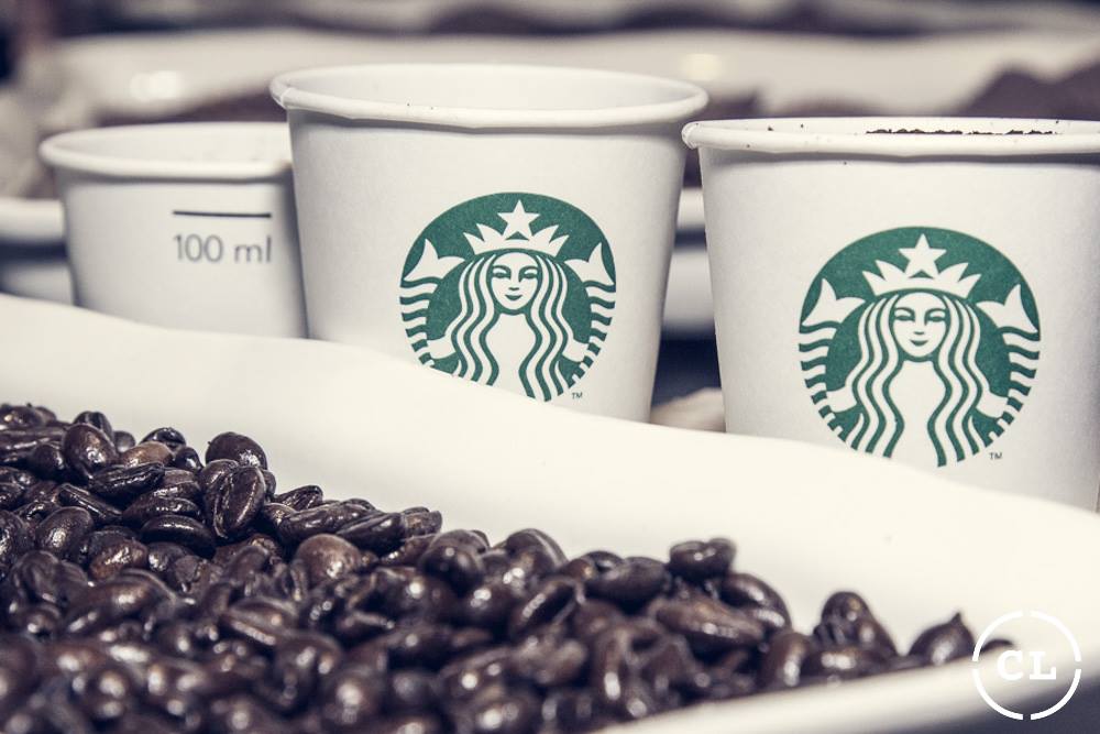 Caen ventas de Starbucks por primera vez desde 2020