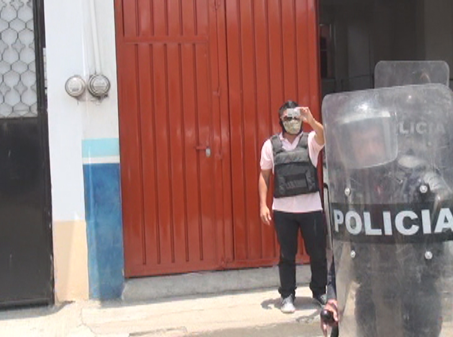 Policías golpean y roban a reportero por su trabajo en Zacapoaxtla