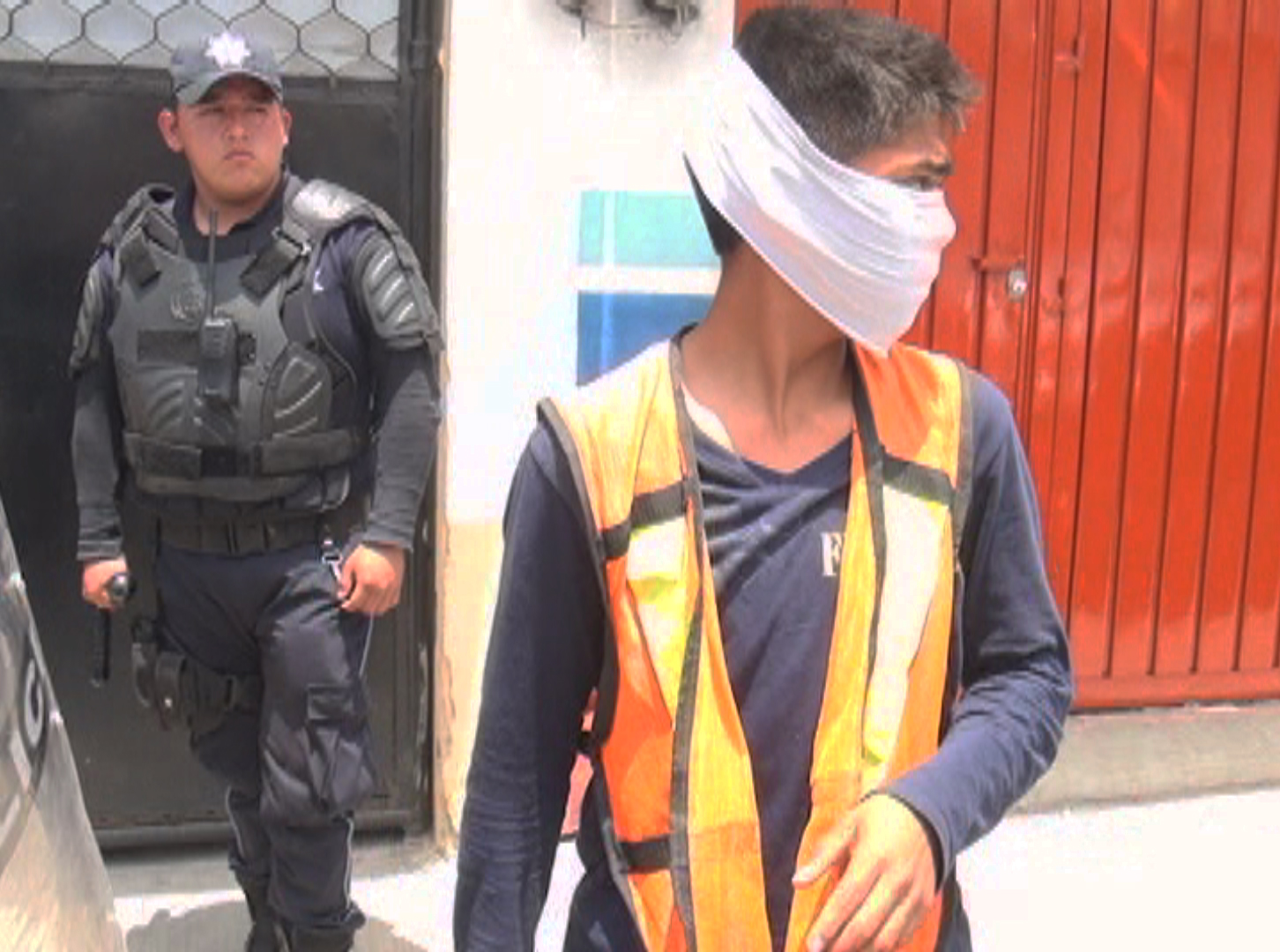 Policías golpean y roban a reportero por su trabajo en Zacapoaxtla