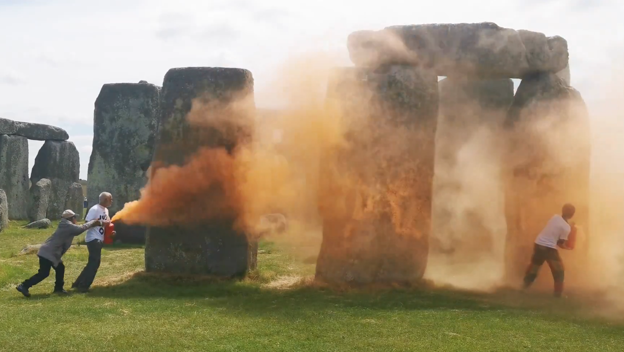 Video: Activistas son detenidos por rociar pintura al monumento Stonehenge