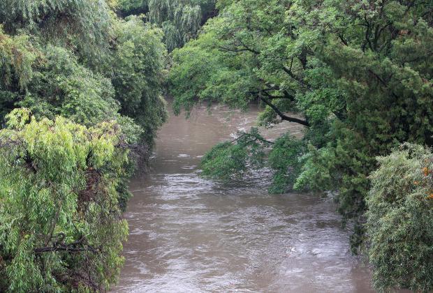 VIDEO Incrementa el nivel del Río Atoyac