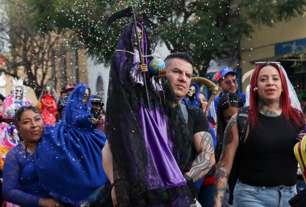 Devotos veneran a la Santa Muerte con una procesión en Puebla