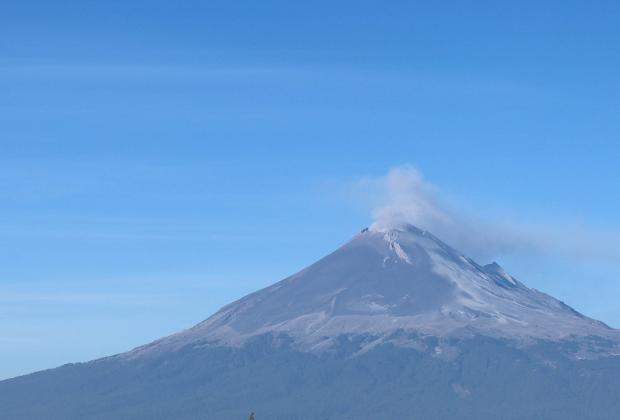 VIDEO Volcán Popocatépetl amanece en calma y bajo un cielo despejado