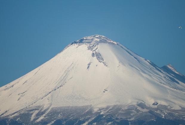 VIDEO Vestido de blanco amanece el volcán Popocatépetl