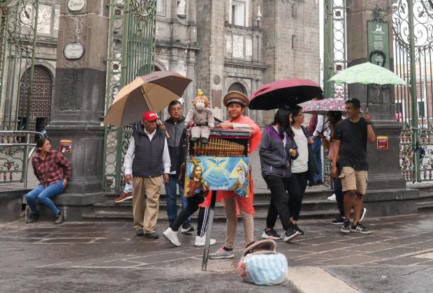 Sorprende lluvia de cinco minutos a paseantes en el Centro Histórico de Puebla