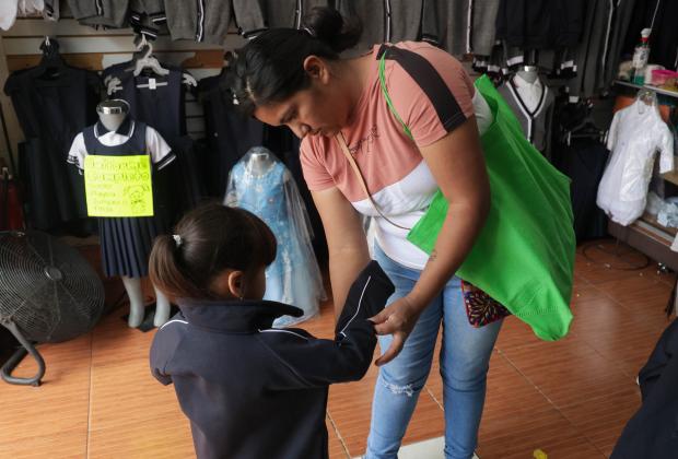 VIDEO Comienza la temporada alta de venta de uniformes escolares