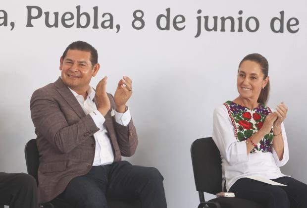 Entrega Armenta a Sheinbaum carpeta con avances de compromisos de campaña