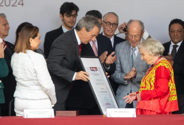 Ayuntamiento de Puebla entrega la medalla Carmen Serdán a Elena Poniatowska