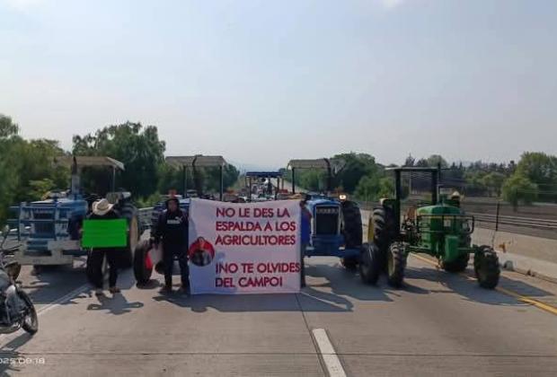 Cierran campesinos autopista Puebla-Orizaba a la altura de Acatzingo 