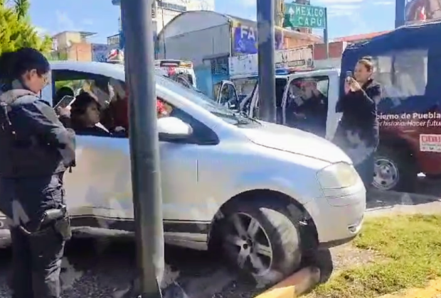 Patrulla estatal embiste a auto en frente a la rotonda de la China Poblana