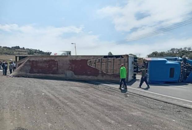 Volcadura de tráiler genera cierre de la autopista Puebla-Orizaba 