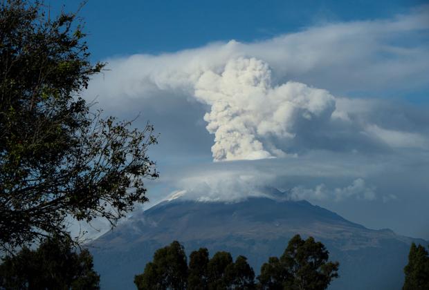 Volcán Popocatépetl amaneció con una impresionante fumarola