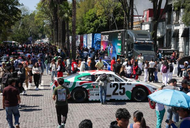 Enciendan motores, arrancan, realizan Nascar Parade