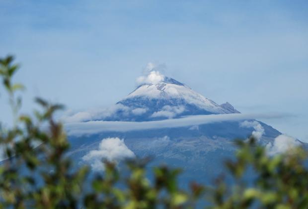 Amanece el Popocatépetl cubierto de nieve y rodeado de nubes