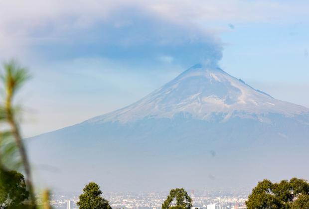 Amanece el Popocatépetl con una gruesa fumarola