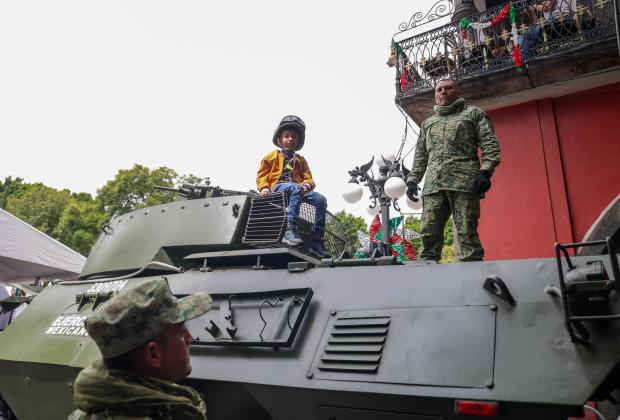 Pequeños disfrutan de los vehículos militares