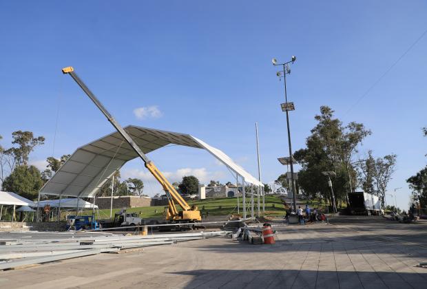 VIDEO Instalan escenario para Informe de Labores de Sergio Salomón