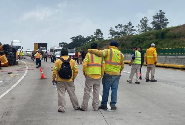 Mueren tres trabajadores de CAPUFE en autopista México-Puebla tras volcadura de tráiler 