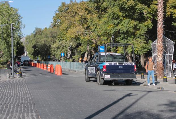 VIDEO Instalan vallas para delimitar recorrido del Desfile de Reyes Magos 2025