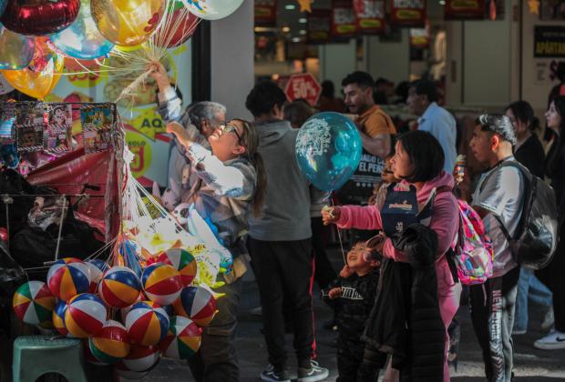 Puebla se llena de colores con la venta de globos y cartas a los Reyes Magos