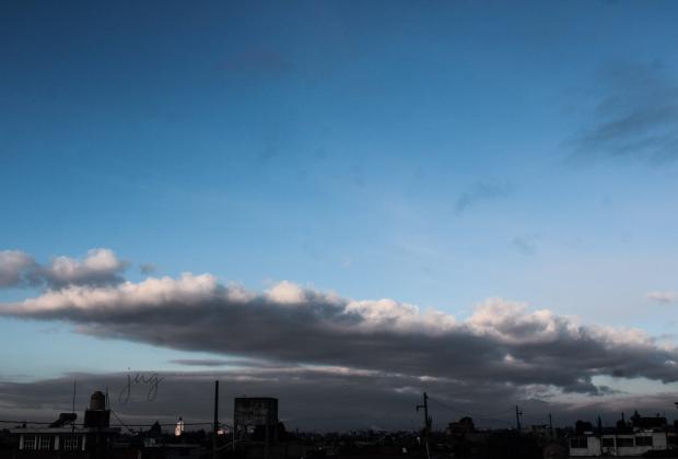 VIDEO Amanecer frío y nuboso en Puebla, con poca visibilidad hacia el Popo