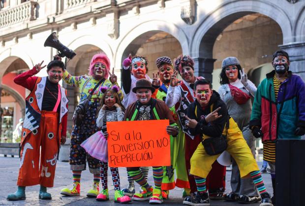 Payasos mantienen manifestación frente a Palacio Municipal