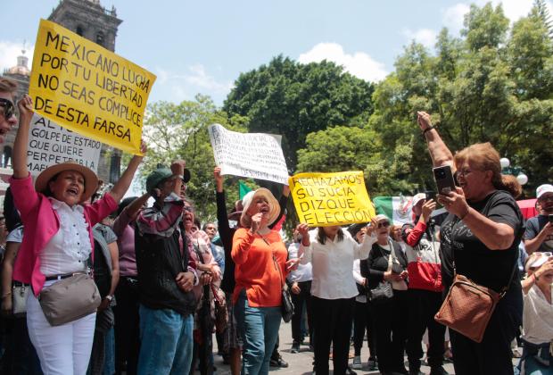 Poblanos se manifiestan contra Elección Judicial en el zócalo