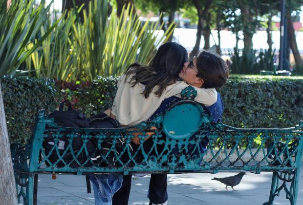 VIDEO Así festejaron los poblanos el Día Internacional del Abrazo