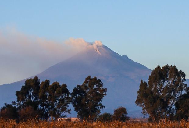 Volcán Popocatépetl emite larga estela de ceniza