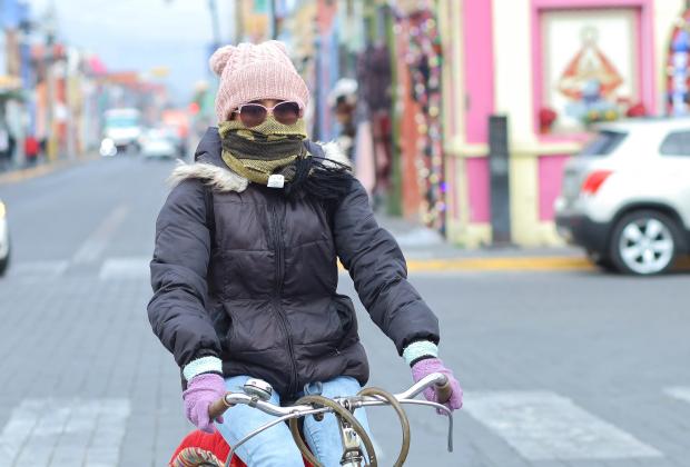 VIDEO Poblanos salieron este miércoles con chamarras, bufandas y gorros