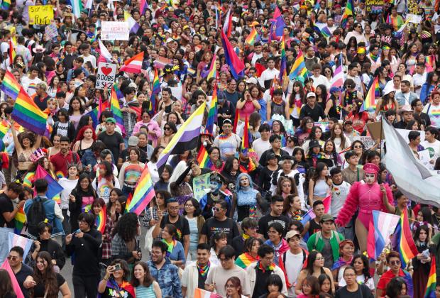 VIDEO Marchan por el Orgullo LGBTQ+ y pintan de colores a Puebla