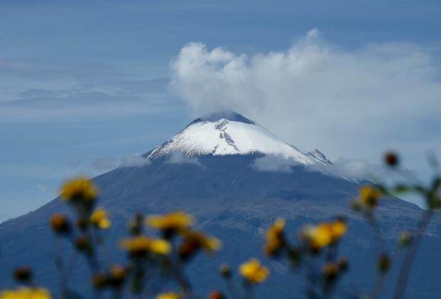 Volcán Popocatépetl luce esta mañana cubierto de nieve