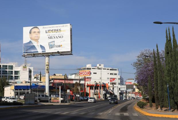 VIDEO Ahora Silvano Aureoles aparece en espectaculares en Puebla
