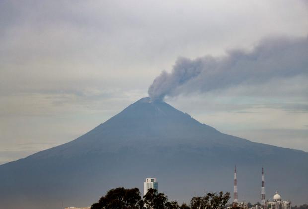 VIDEO Inmensa fumarola de ceniza y vapor de agua que arroja el Popocatépetl