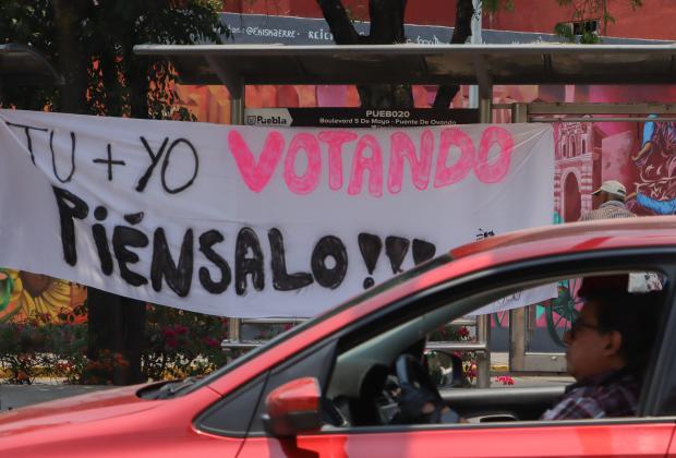 VIDEO Colocan mantas en bulevar 5 de Mayo para promover el voto