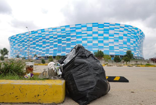Solitario y con bolsas de basura, así luce el estacionamiento del Estadio Cuauhtémoc