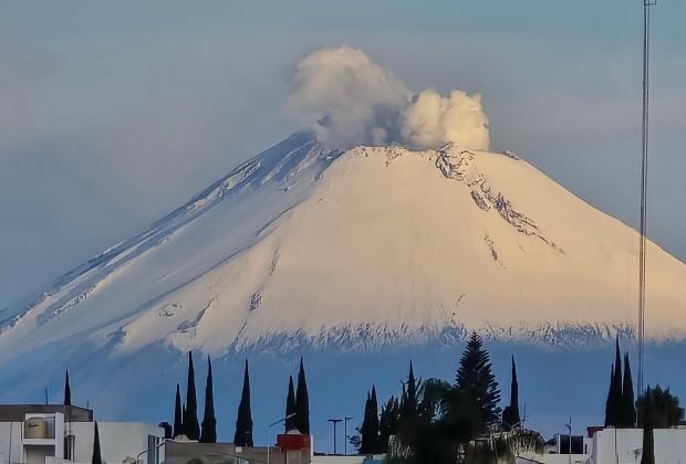 Una bella postal, amanece nevado el Volcán Popocatépetl