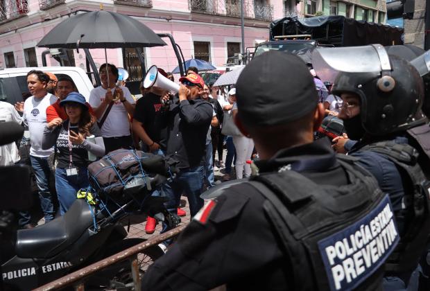 Avanza reforma judicial en Puebla entre protestas e intento de irrupción