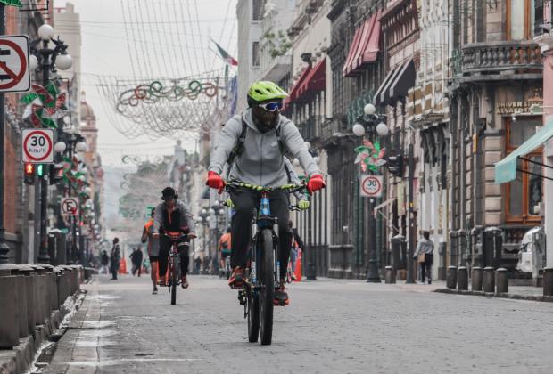 Bajo un cielo nublado, poblanos disfrutan el Gran Paseo en calles de Puebla