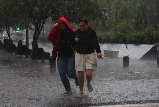 Fuerte lluvia provoca inundaciones y caos vial en Puebla 
