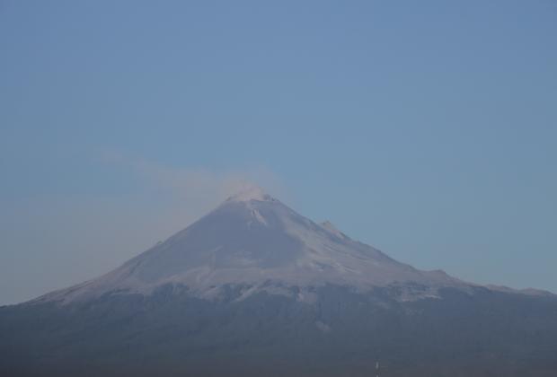 VIDEO Volcán Popocatépetl amanece con un cielo despejado